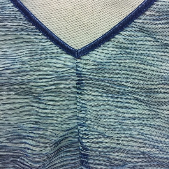 𝅺crop top poly mesh wave pattern overlay lined short sleeve v-neck summer top. - Picture 8 of 9